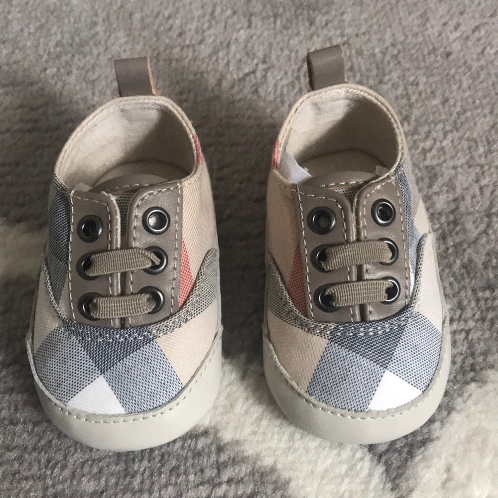 Burberry baby shoes